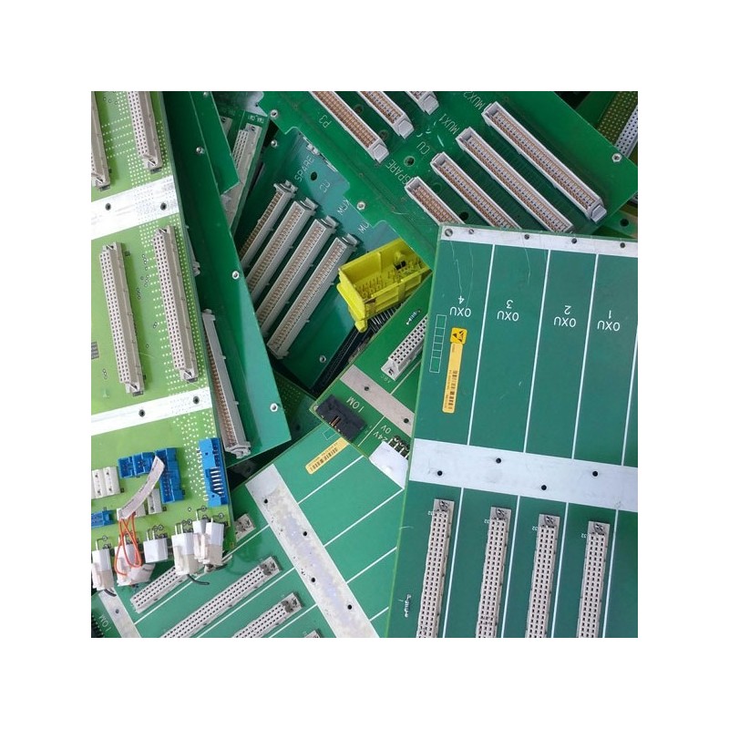 Scheda backplane con più connettori dorati