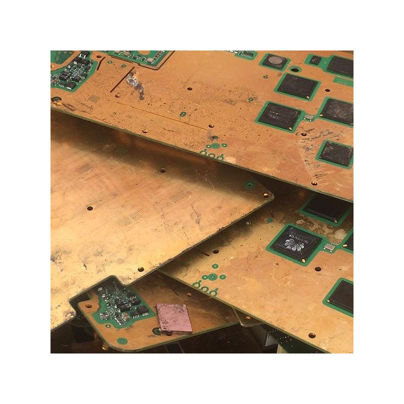 Tarjeta electrónica chapada en oro.