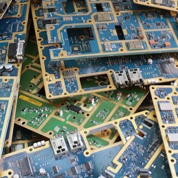 Electronic card with gold-plated tracks