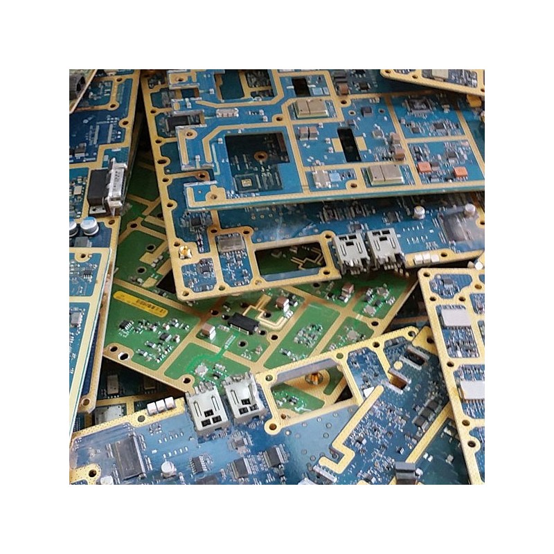 Electronic card with gold-plated tracks